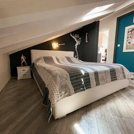 Rock Palace Apartment *